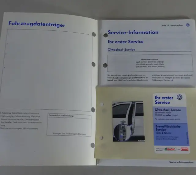 Ein offenes Serviceheft mit dem Titel "Fahrzeugdatenträger" und "Service-Information". Darunter Informationen zum Ölwechsel-Service und Bremsflüssigkeits-Service.