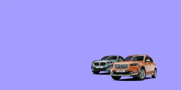 Zwei BMW X1, einer in Orange, einer in Blaugrün, stehen nebeneinander. Welcher Motor ist der beste für den BMW X1?