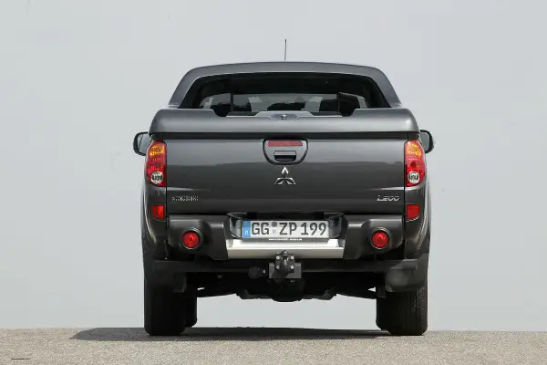 Heckansicht eines grauen Mitsubishi L200 Pickups. Bekannte mitsubishi l200 schwachstellen sind hier nicht sichtbar.