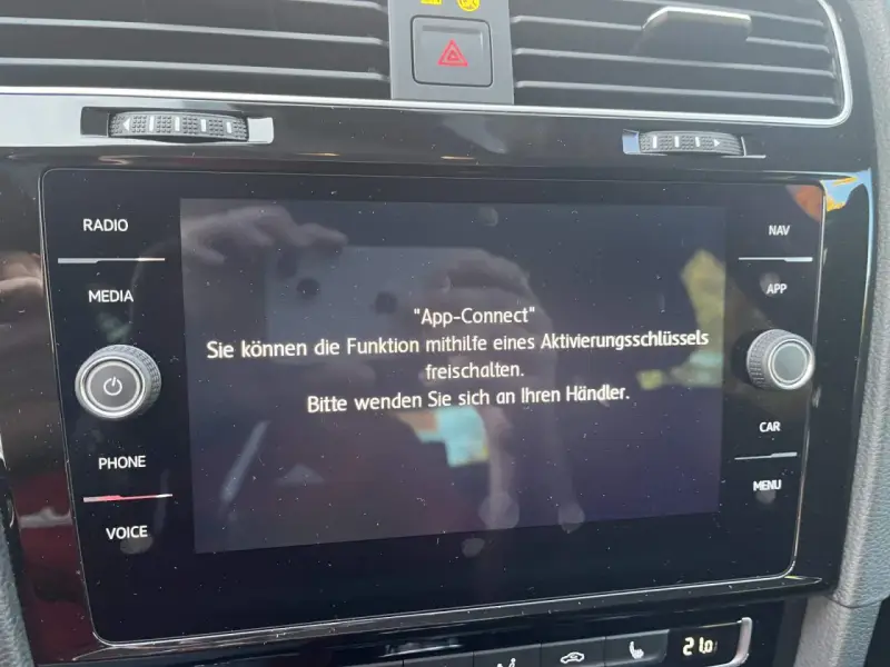 VW Golf 7 Display zeigt "App-Connect" an. Um die Funktion freizuschalten, wird ein Aktivierungsschlüssel benötigt. Kontaktieren Sie Ihren Händler für Ihren VW Golf 7 Carplay freischalten.